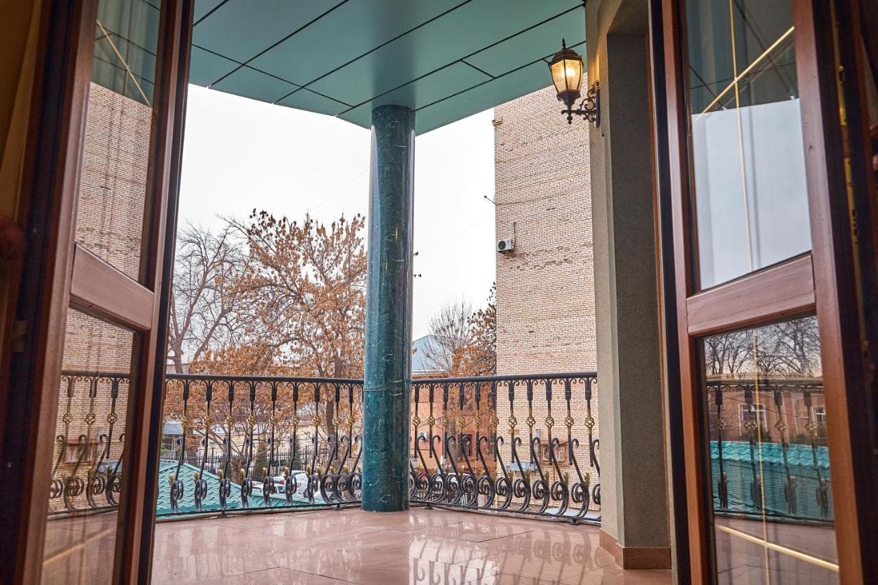 Queens Hotel — balcony with marble columns