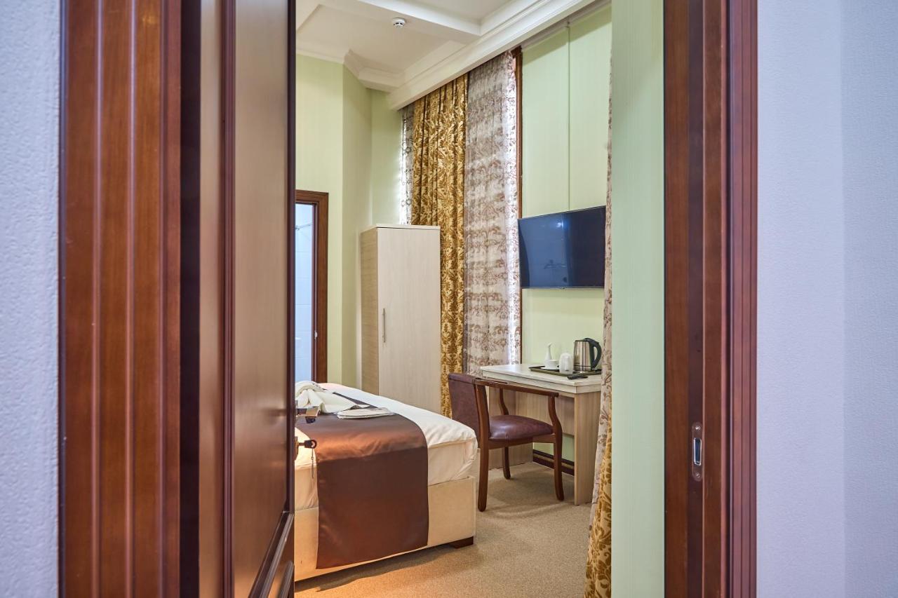 Photo 3 — Queens Hotel