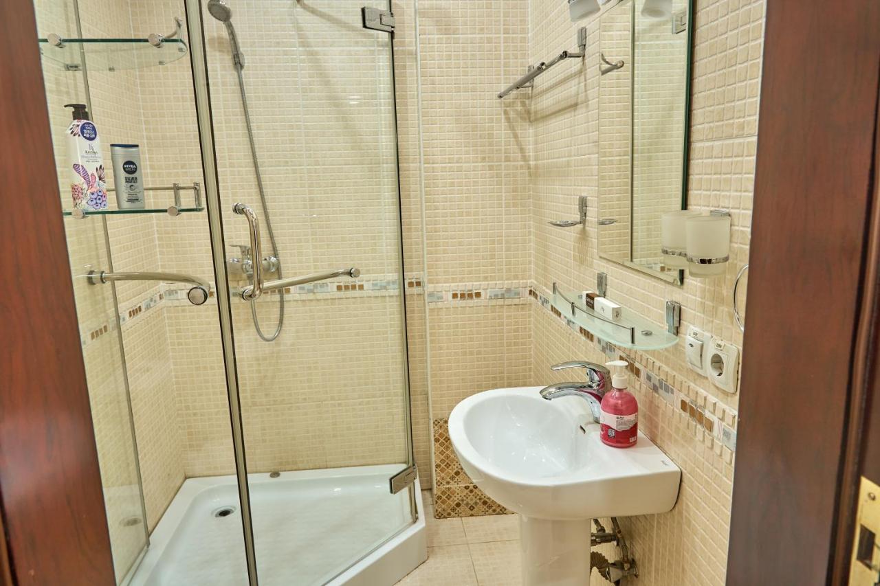 Photo 4 — Queens Hotel